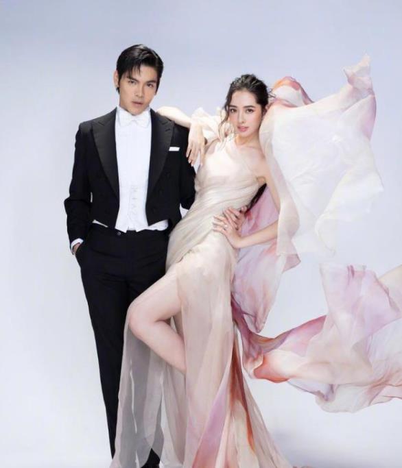 向佐郭碧婷婚礼照曝光 网友被向佐爹颜值圈粉：超笔直一个男人!